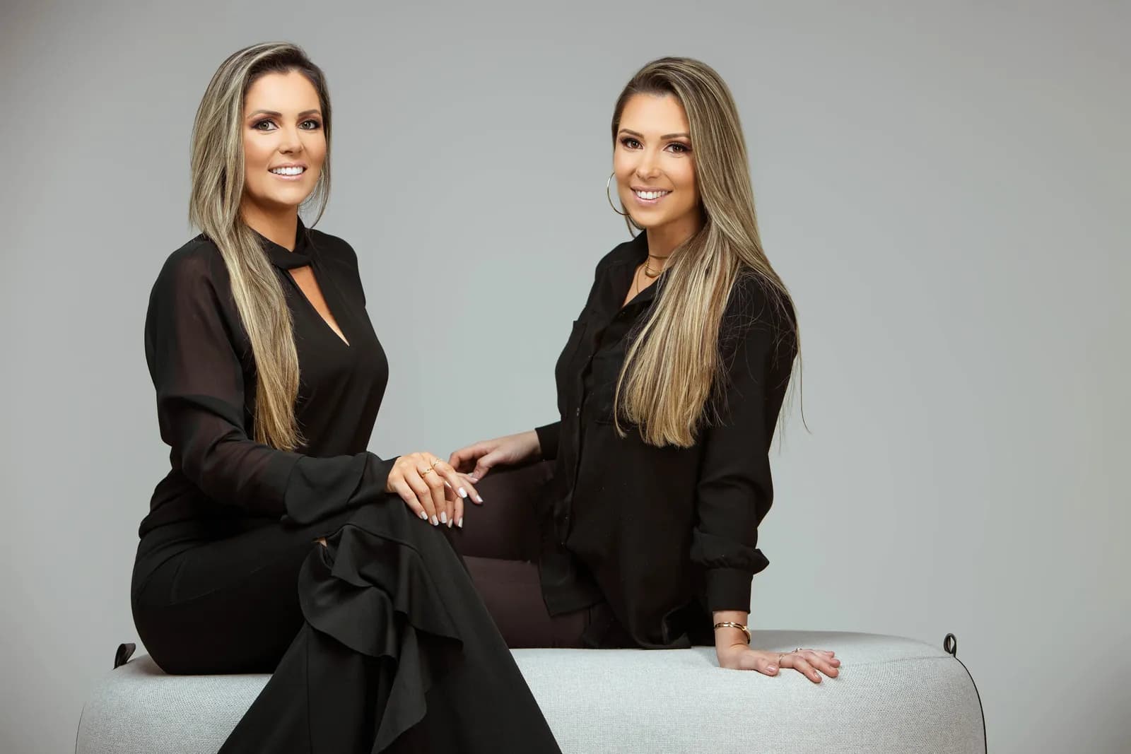 Rubia e Paulline, sócias da Bello Traço, em retrato de estúdio